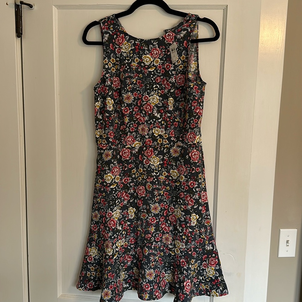 Never worn tags on * size 6 LOFT floral dress